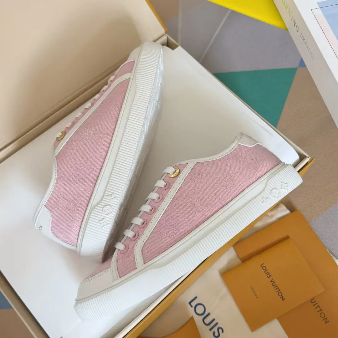 👟👟Ex-factory price 420👟👟 LV Louis Vuitton L Home Donkey Brand’s latest Lagoon series Thick-soled denim denim Embossed Presbyopia Thick-soled Casual sneakers Skateboard shoes Original purchase and development Production This Lagoon sneaker is made of Monogram denim, injecting a retro flavor into the classic design. The Louis Vuitton logo pops out from the leather trim, and the inscribed eyelets, trim and laces highlight the exquisite details. The rubber outsole embellished with Monogram flowers completes the whole. Exquisitely packaged at the delivery counter🛍📦 ▪️ Fabric: Original imported custom first-layer cowhide ▪️ Lining: Original imported cowhide lining ▪️ Sole: Original open-molded non-slip TPU material ▪️ Bottom thickness: 2.5CM ▪️ Size: Women's size 35-40 (41, 42 can be customized)
